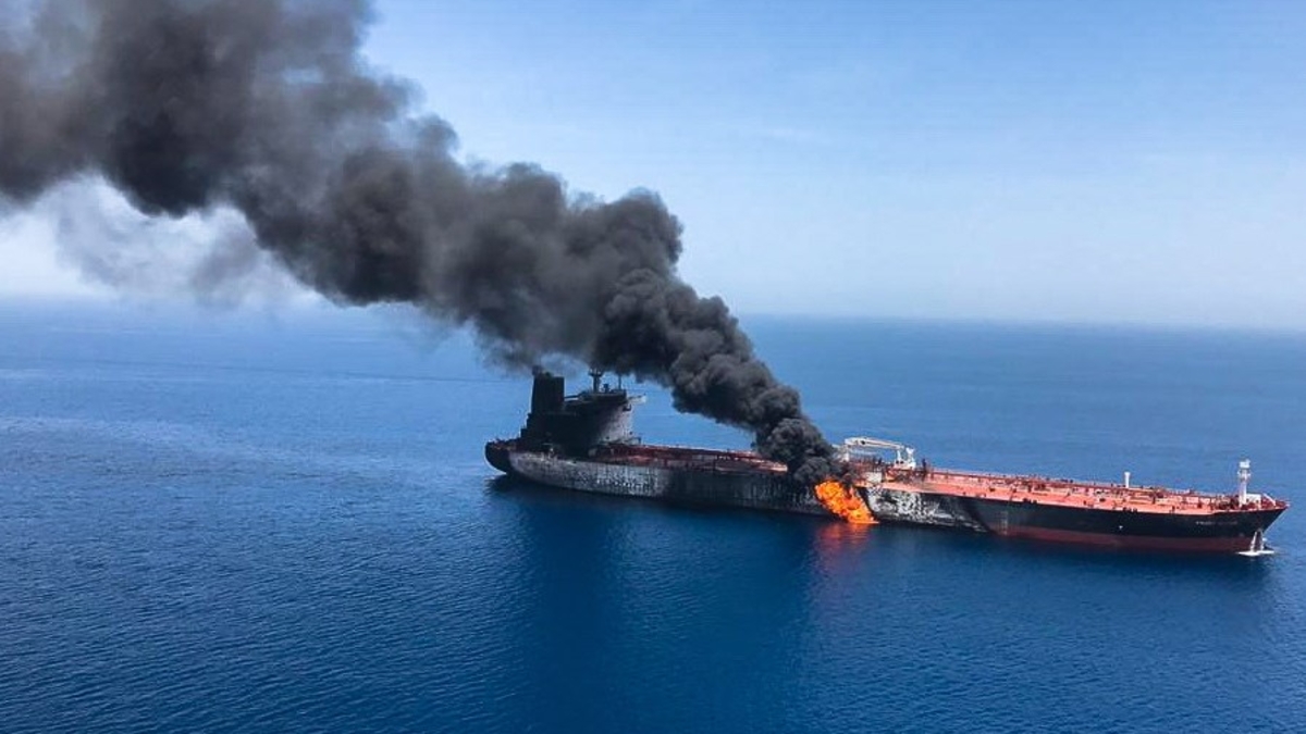 Un buque petrolero fue atacado por un proyectil “no identificado” en el estrecho de Ormuz