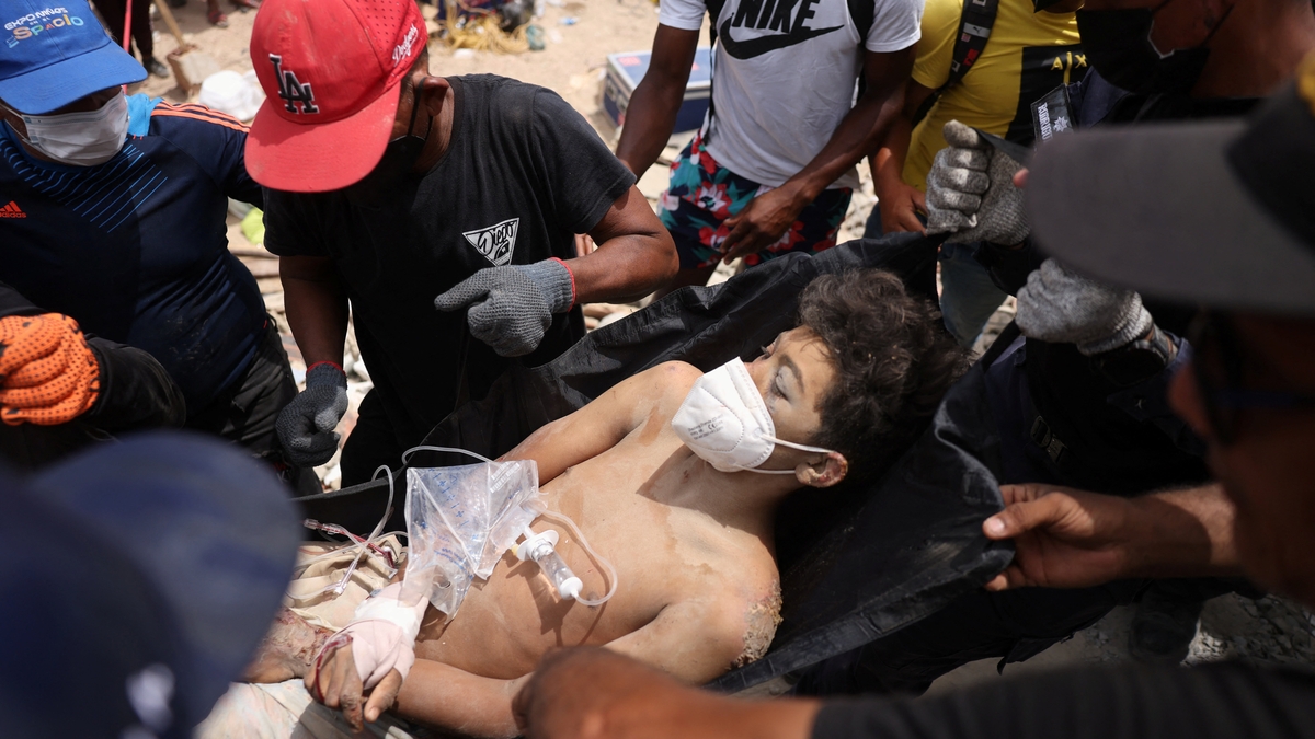 Rescataron con vida a un padre y su hijo tras permanecer cuatro días atrapados bajo los escombros en La Guaira