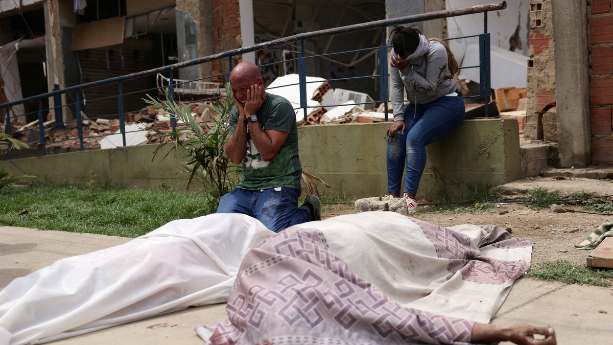 La Guaira clama ayuda mientras sus vecinos desentierran a sus muertos: “Los funcionarios, puras fotos”