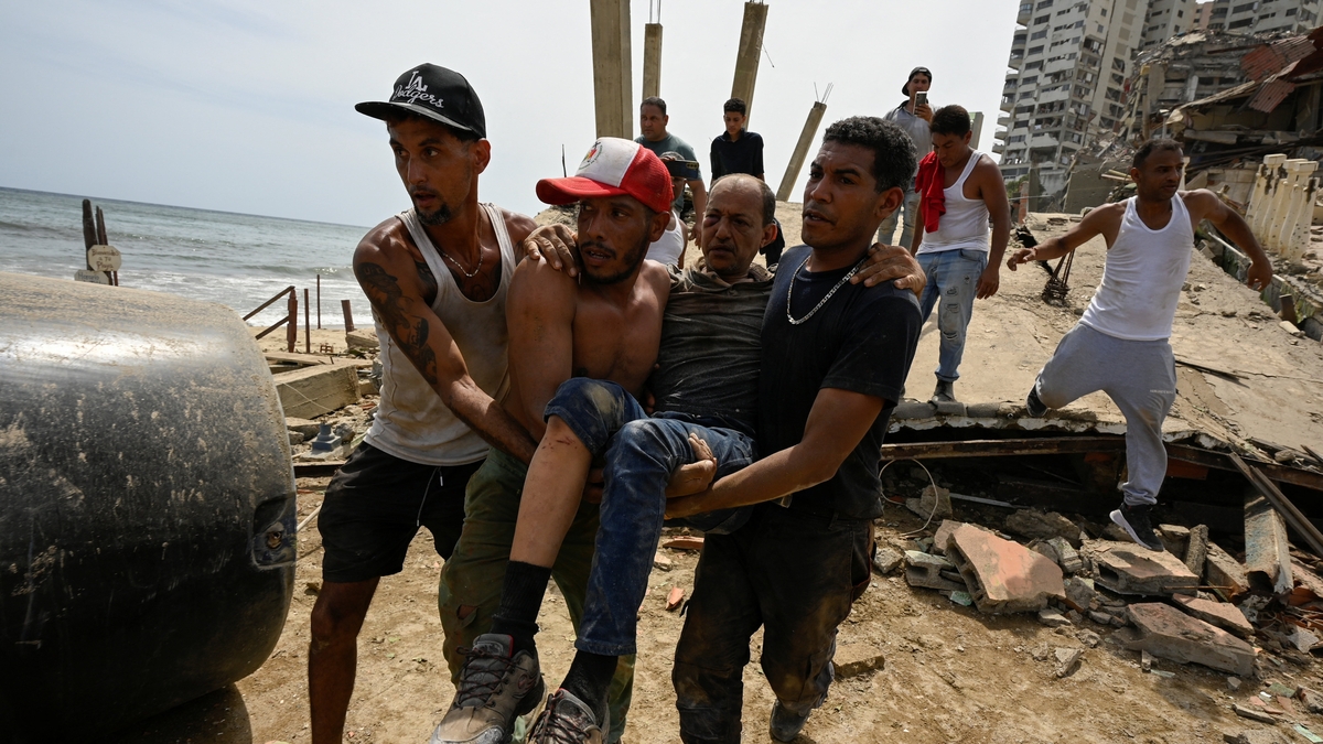 Los gritos de auxilio se multiplican en La Guaira tras el terremoto mientras los sobrevivientes esperan una ayuda que no llega