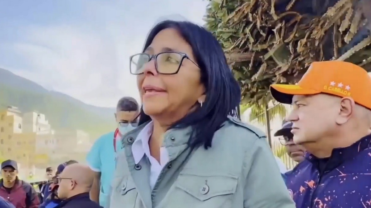 Delcy Rodríguez visita La Guaira en medio de labores de rescate: «Están por aterrizar los primeros rescatistas»