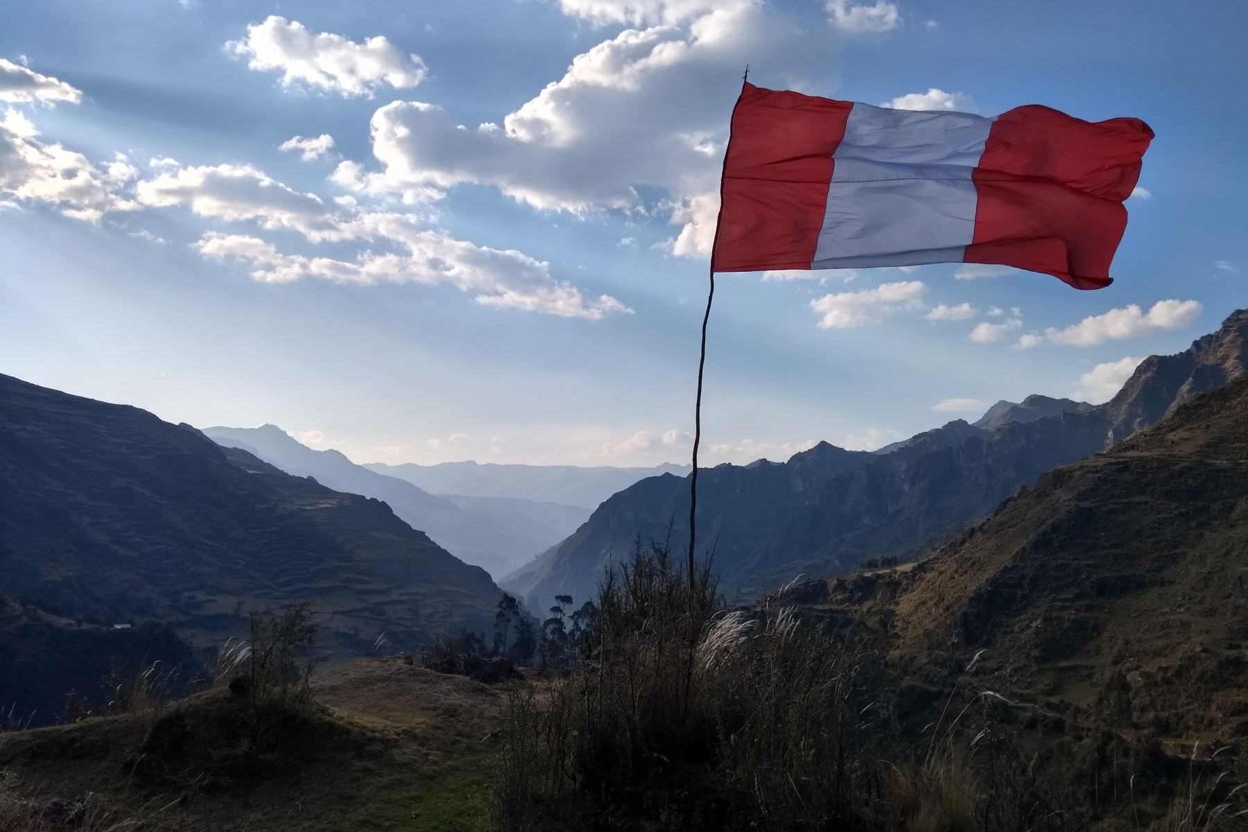 Pasco: izan bandera peruana gigante en el cañón de Cuchis por Fiestas Patrias