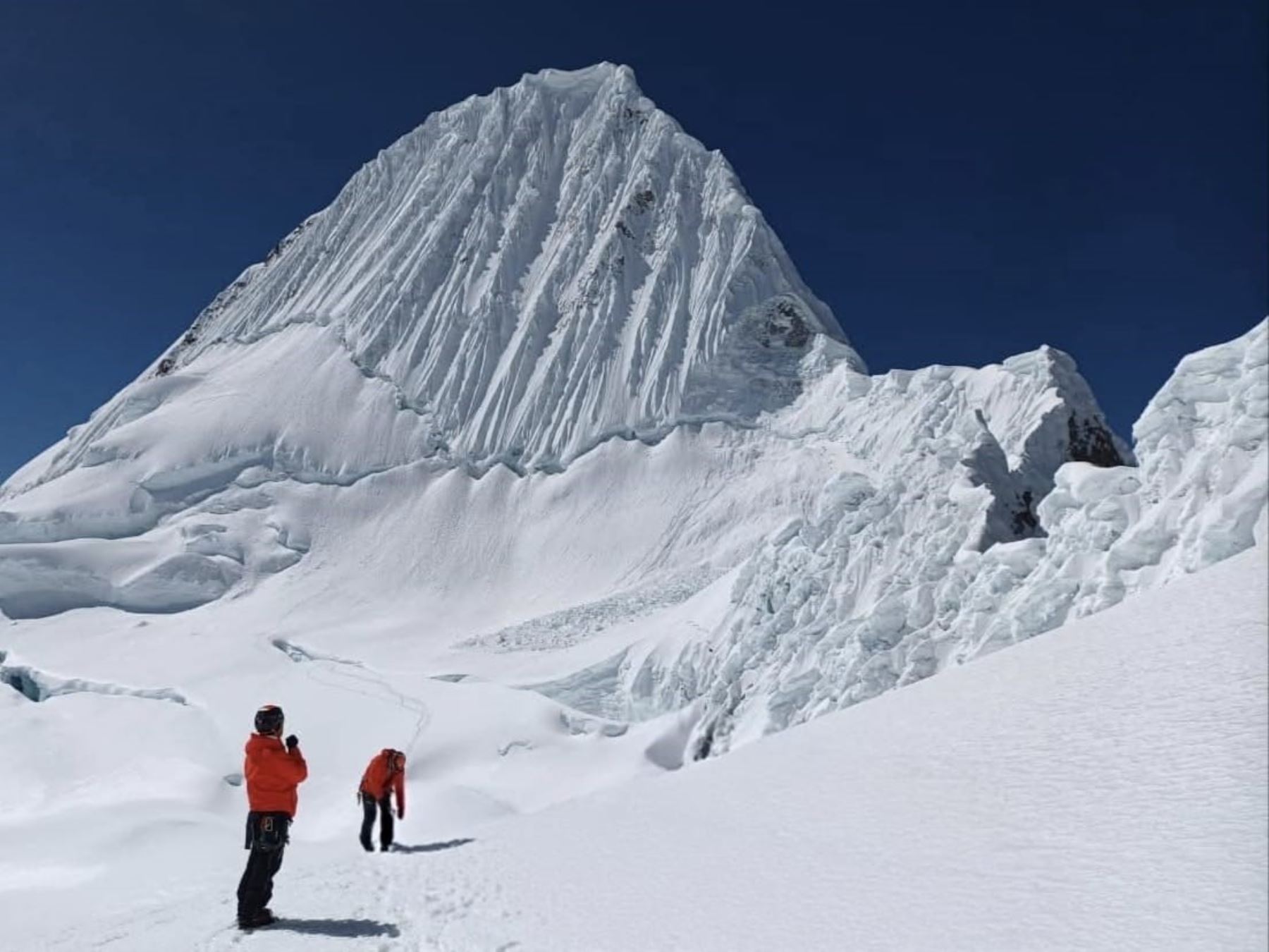 Áncash: turista mexicana es rescatada tras sufrir accidente en el nevado Alpamayo