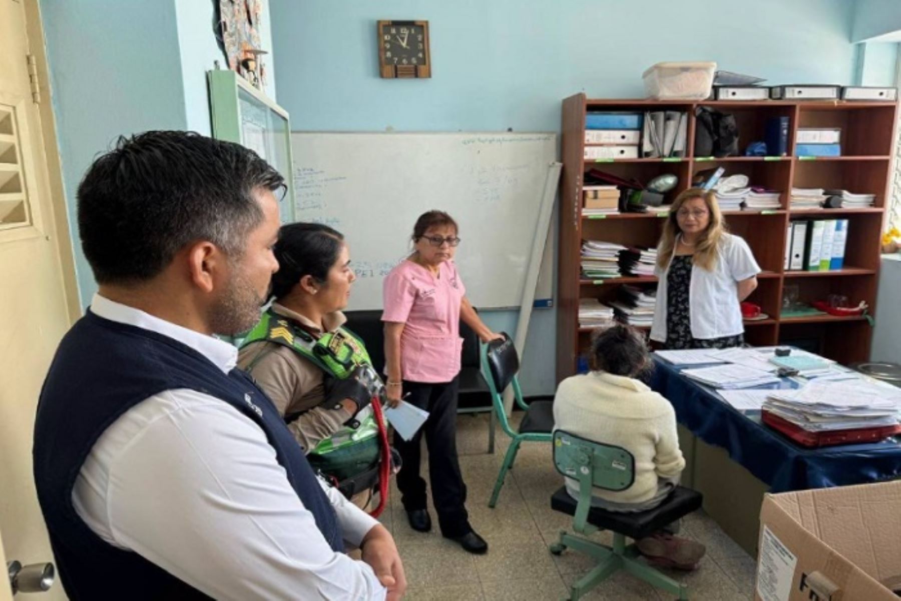Policía evita que mujer se lance desde el cuarto piso del hospital regional en Áncash