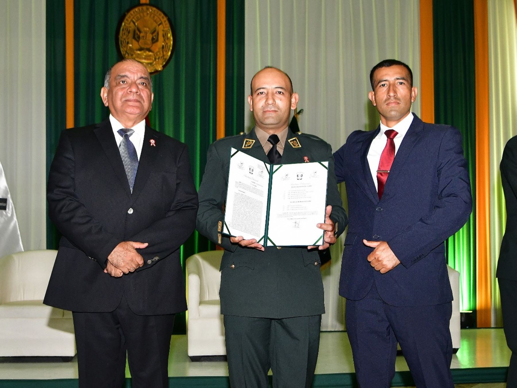 Mininter reconoce con ascenso excepcional a policías por desarticular redes criminales
