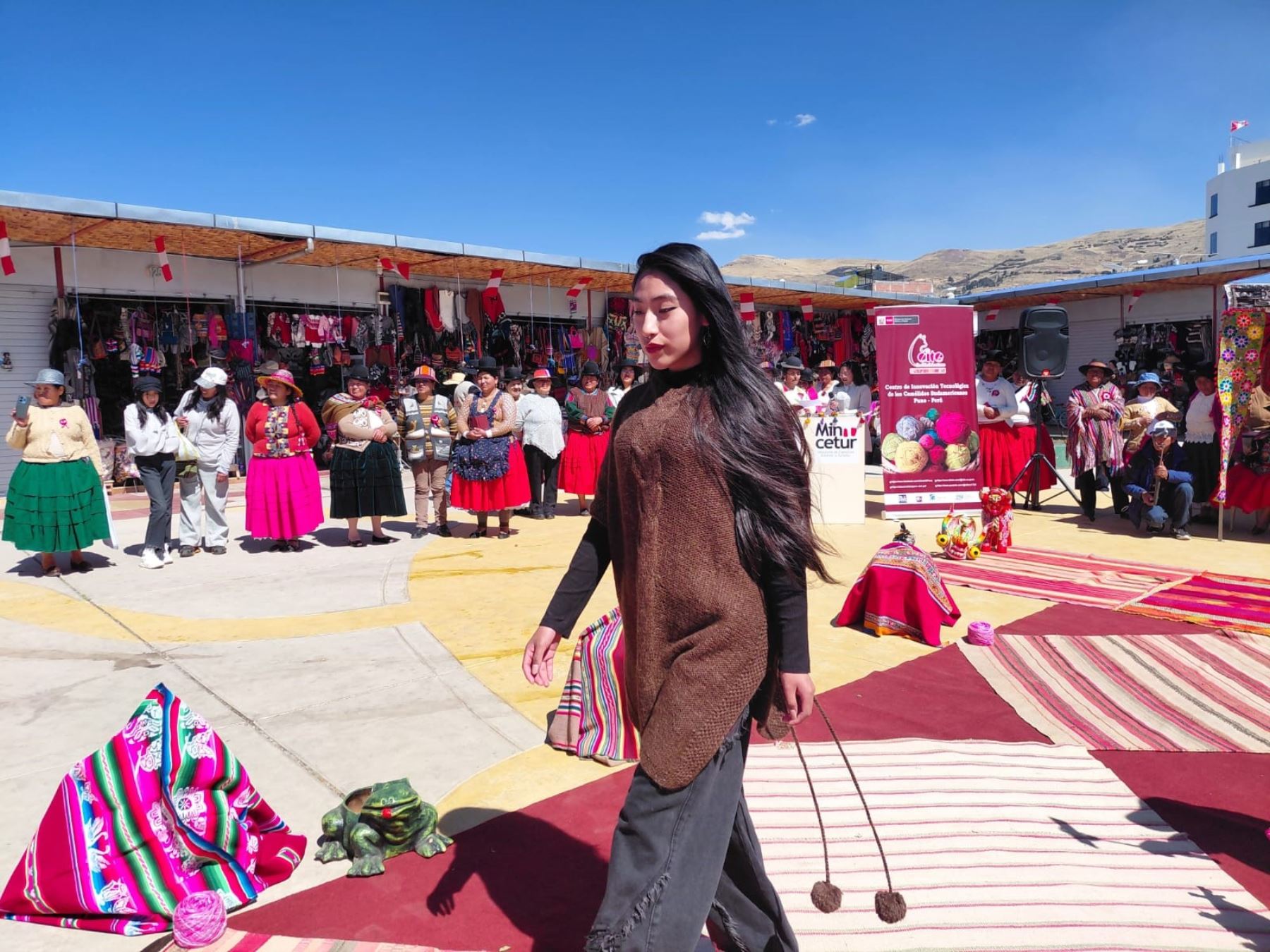 Puno: 265 artesanas participan en feria por Fiestas Patrias y el Día Nacional de la Alpaca