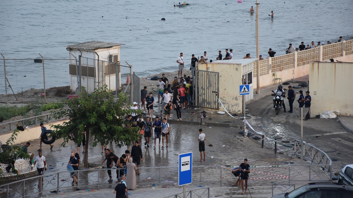 Última hora de la crisis migratoria de Ceuta y el cruce masivo de la frontera, en directo: miles de jóvenes deambulan por la ciudad y ya son 27 las personas muertas en el mar
