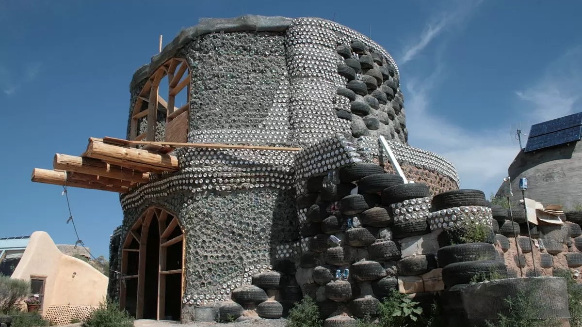 «Earthships»: Las casas recicladas que generan su propia energía y son tendencia en la arquitectura sostenible