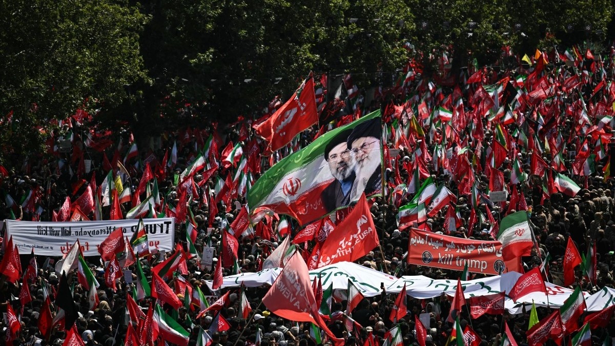 «Marea humana» en el cortejo fúnebre del exlíder supremo de Irán: Carteles llaman a «matar» a Donald Trump