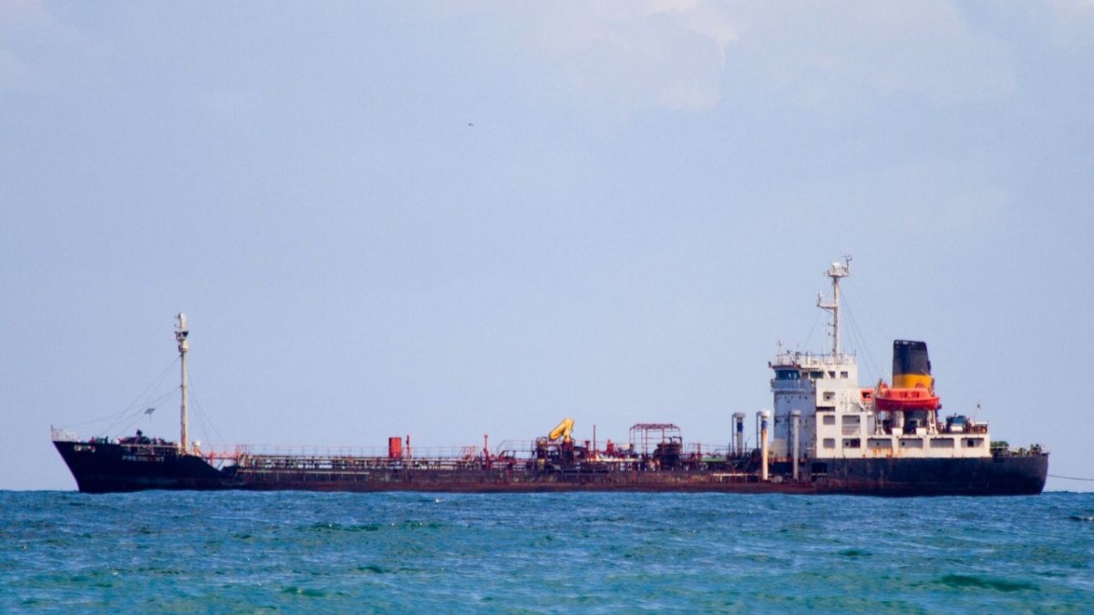 Petrolero es alcanzado por proyectil en el estrecho de Ormuz pese a tregua entre EEUU e Irán