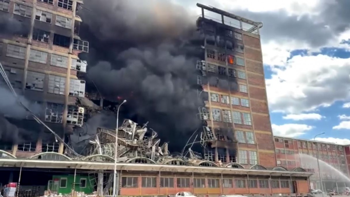 Incendio destruye almacén con 70 mil zapatos en histórica fábrica de Bata: 30 compañías de bomberos trabajaron en la emergencia