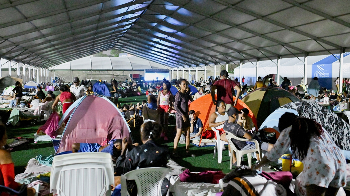 Hacinamiento, peleas, filas por comida e incertidumbre: la dramática rutina en los refugios de La Guaira tras el terremoto