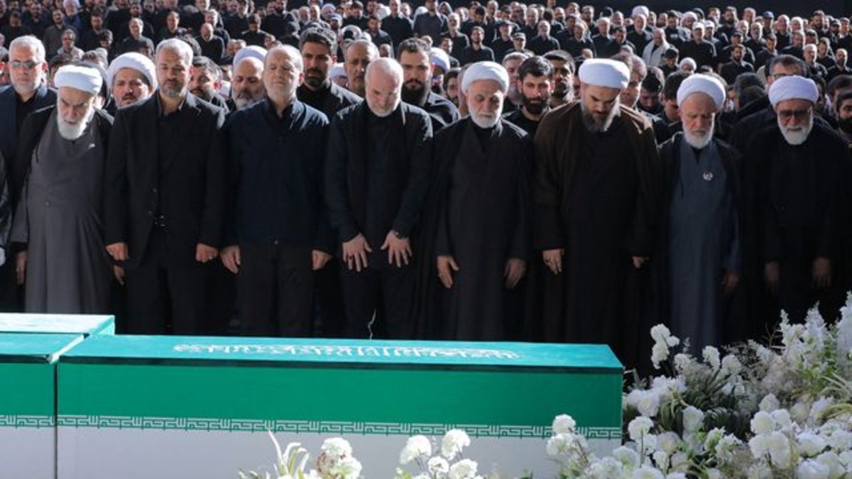 Tres hijos de Khamenei participaron del funeral del fallecido líder supremo en Teherán, pero no así su sucesor Mojtaba