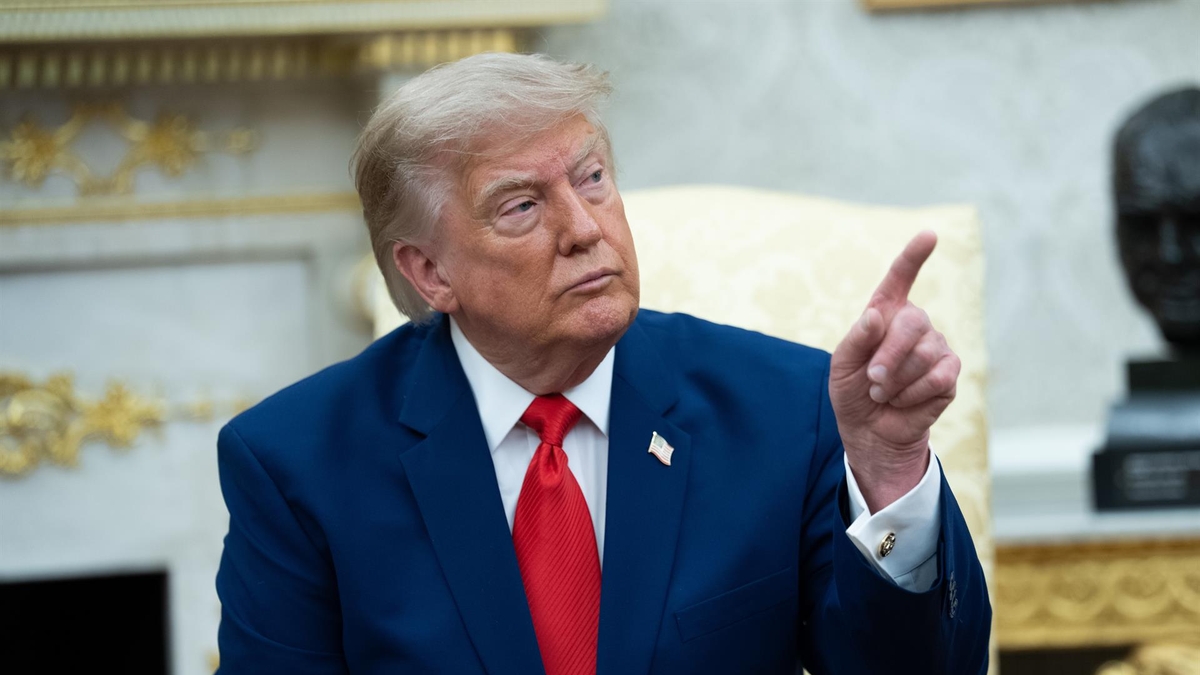 Trump advirtió que EEUU bombardeará puentes y centrales eléctricas de Irán por cada disparo contra buques en el estrecho de Ormuz