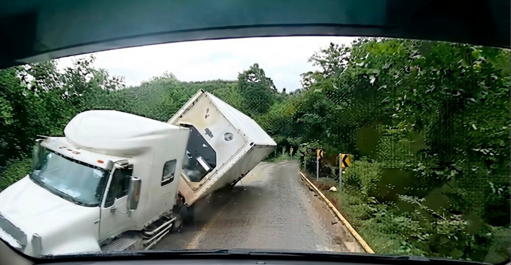 Choque frontal de camiones: conductor se salva de milagro tras brutal impacto