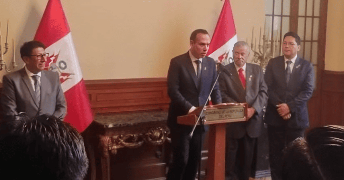 José Jeri es condecorado por el Congreso con la Medalla de Honor en el grado de Gran Cruz
