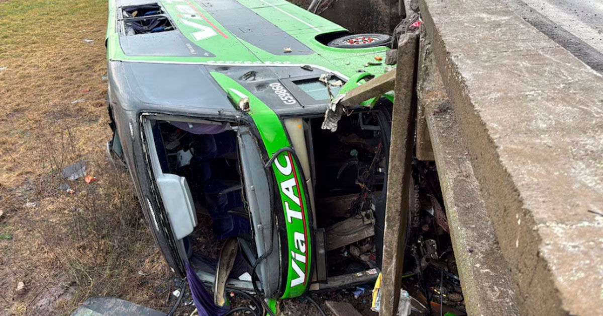Bus de dos pisos volcó y cayó desde un puente: Reportan más de 18 heridos en el accidente de Argentina