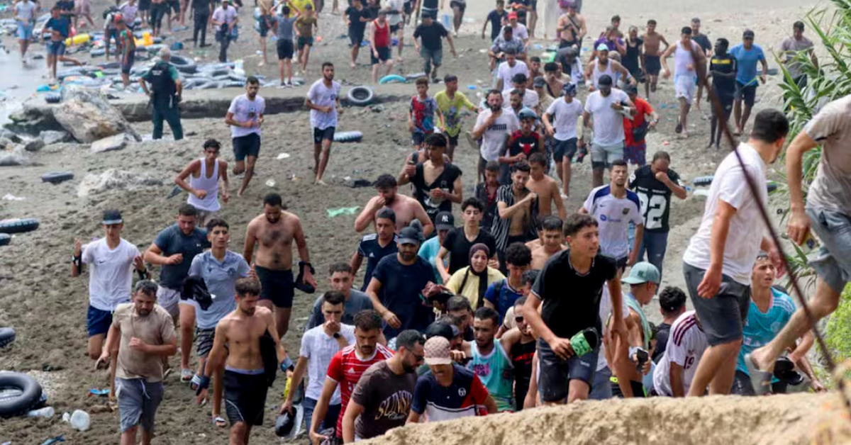 Miles de jóvenes marroquíes protagonizan un intento masivo de cruce en la frontera de Ceuta