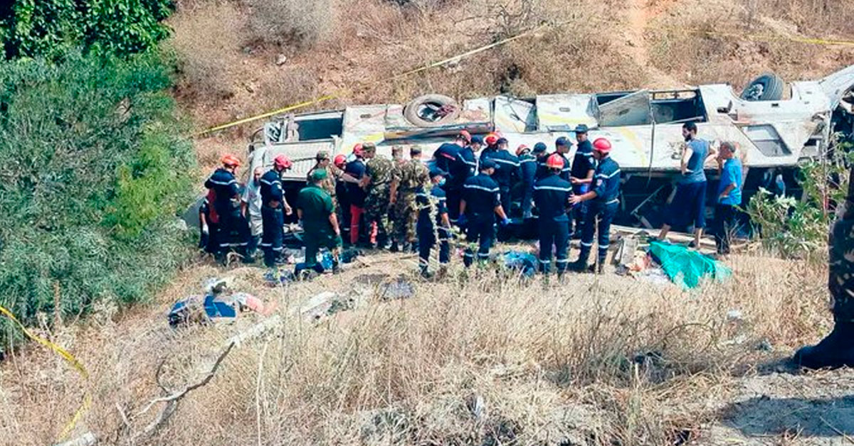 Autobús de pasajeros se salió de la carretera y volcó: reportan más de 20 muertos y más de 40 heridos