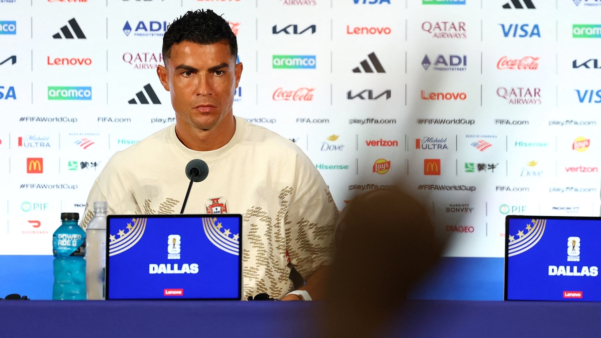 El tenso cruce de Cristiano Ronaldo con un periodista antes de Portugal-España y su peculiar diálogo con una azafata argentina