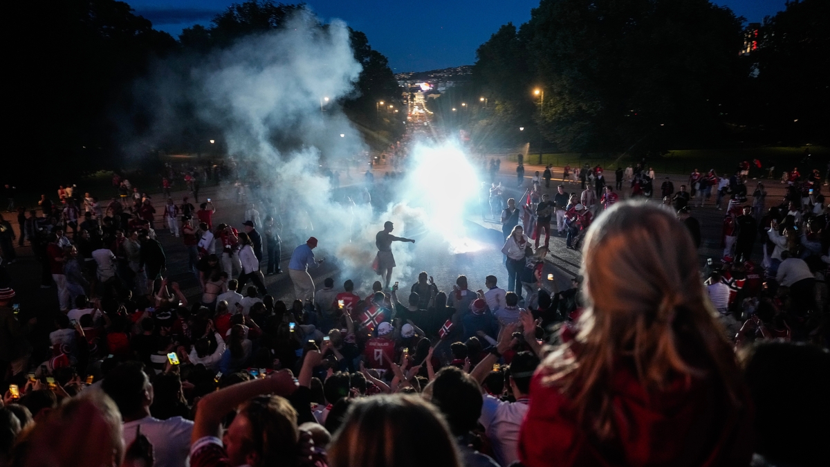 Eufóricos festejos en Oslo tras la histórica clasificación de Noruega a los cuartos de final del Mundial