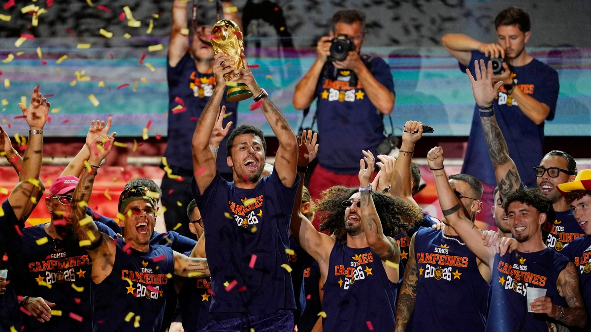 Los campeones del mundo se dan un baño de masas en Madrid al ritmo de DJ Borja Iglesias, bailes, vino y bromas: “Velada del Año VII, Paredes vs Gavi”