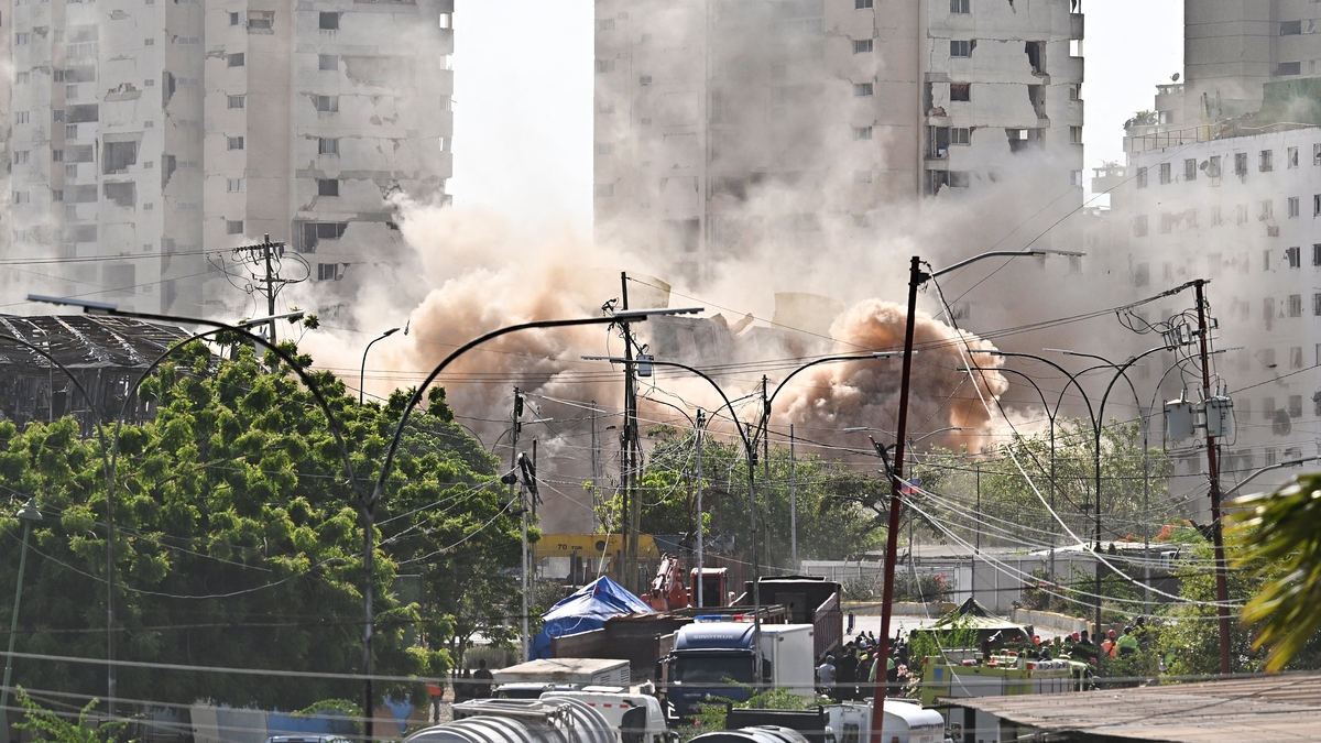 Más de un mes después del doble terremoto, Venezuela inició la demolición de edificios inestables en La Guaira
