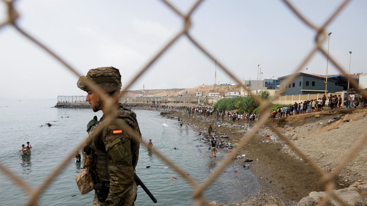 España afirma que 48.300 de los 50.000 migrantes llegados a Ceuta desde Marruecos han regresado: “Las salidas se están produciendo a un ritmo de 150 personas por minuto”
