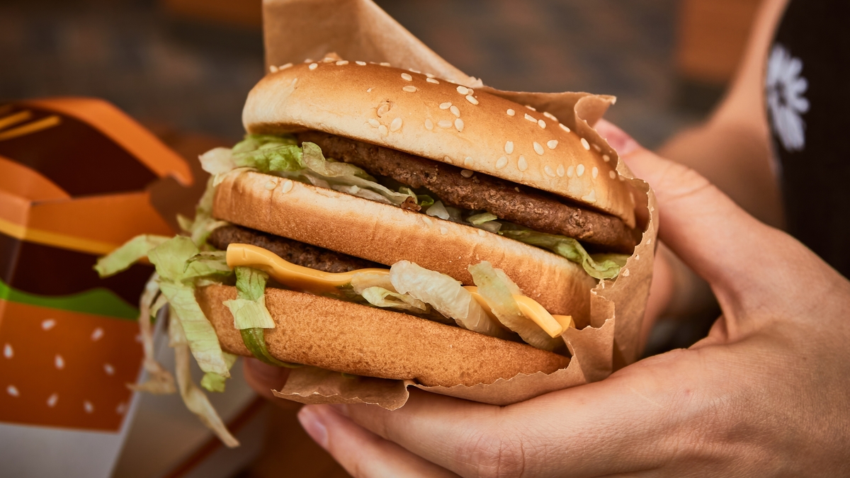 Lo que el índice Big Mac revela sobre la disputa monetaria global
