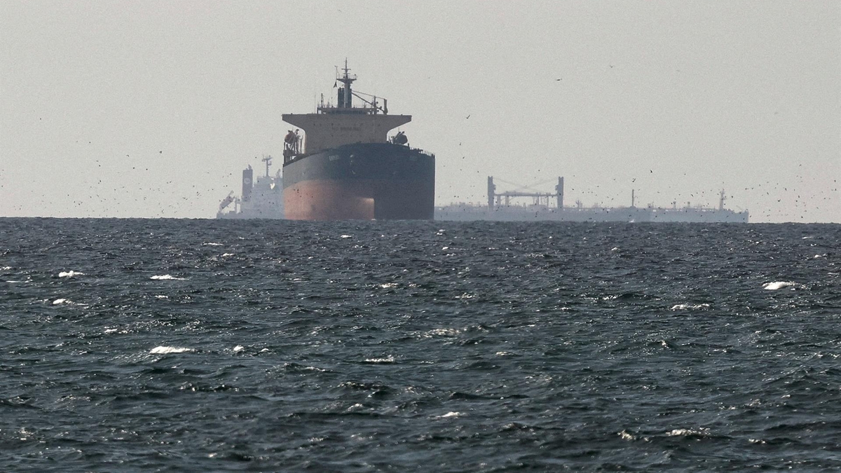 El régimen de Irán afirmó que los países que colaboren con EEUU “recibirán una dura respuesta” y ratificó el cierre de Ormuz