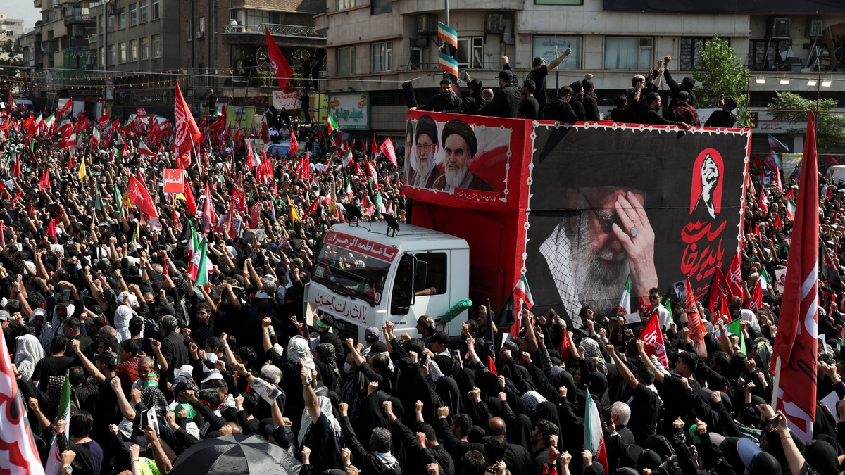 El régimen de Irán inició la procesión fúnebre de Ali Khamenei en Teherán con un fuerte operativo militar y la ausencia de Mojtaba