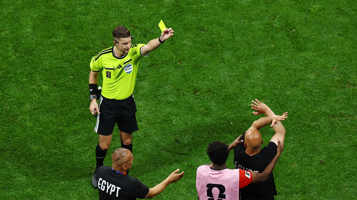 Qué significa el gesto que le hizo el técnico de Egipto al árbitro durante la derrota ante Argentina en el Mundial 2026