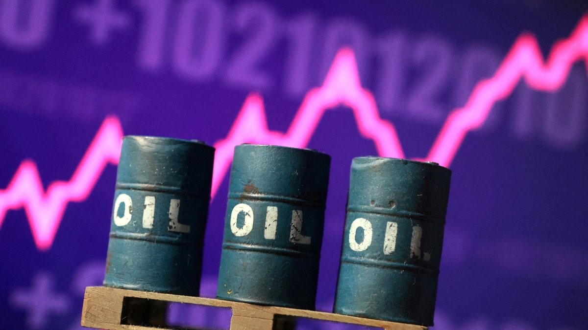 Los precios del petróleo se mantienen en su nivel más alto en más de seis semanas por la escalada de la guerra en Medio Oriente