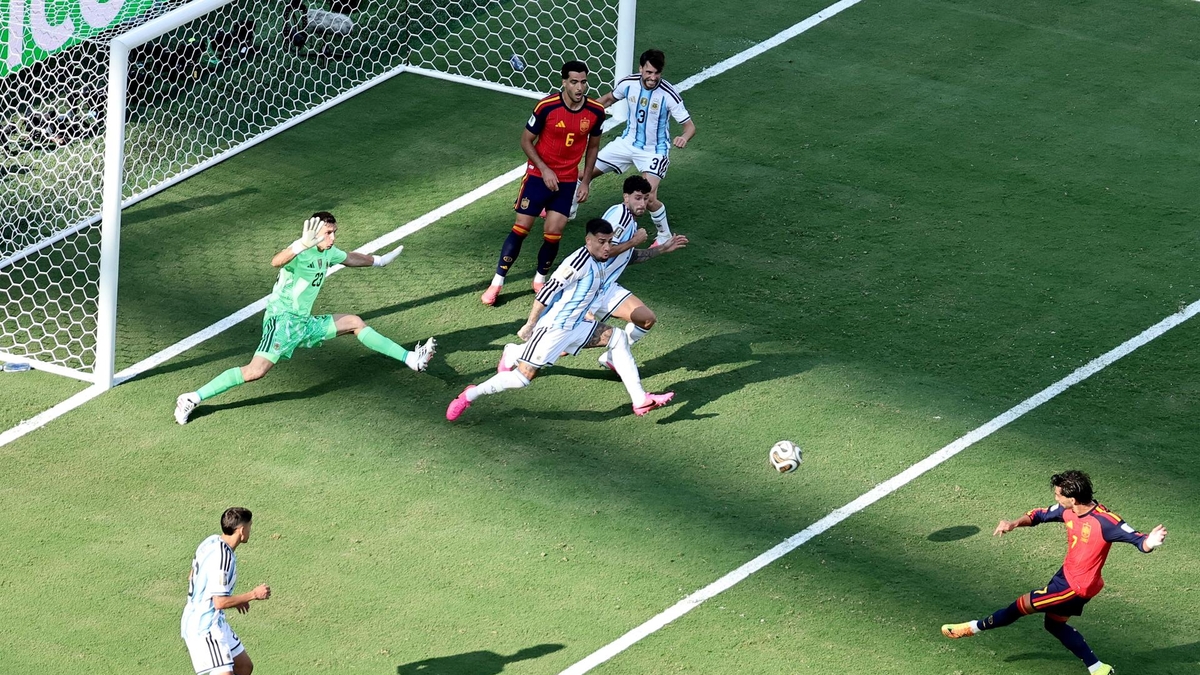 El gol de Ferran Torres con el que España le ganó la final del Mundial a Argentina: la molestia física de Simeone que lo favoreció