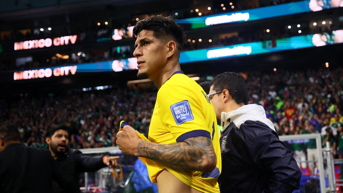 Hincapié se tapó la boca y fue expulsado por la “Ley Vinicius-Prestianni” en México-Ecuador por 16avos de final del Mundial