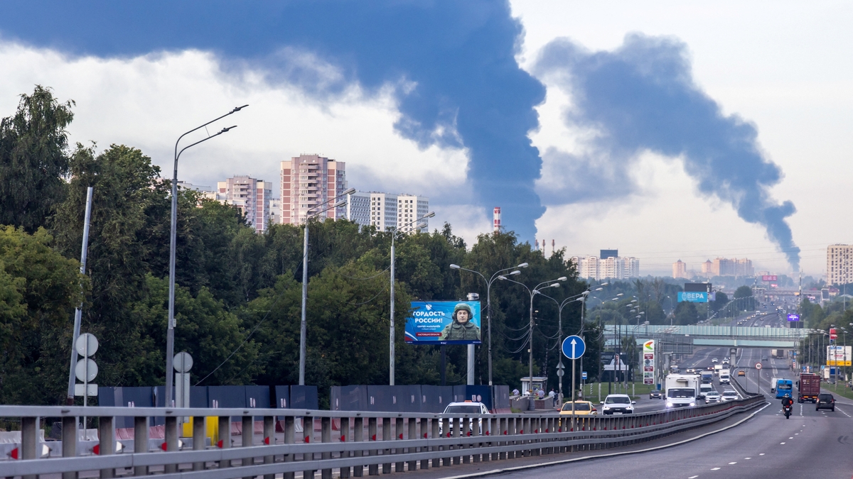 Un ataque masivo de Ucrania contra Moscú dejó 10 heridos e incendió uno de los mayores polos logísticos de Rusia