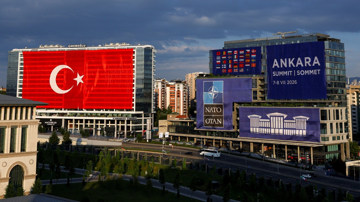 La OTAN inaugura en Ankara una cumbre para exhibir el aumento del gasto militar y contener las críticas de Donald Trump