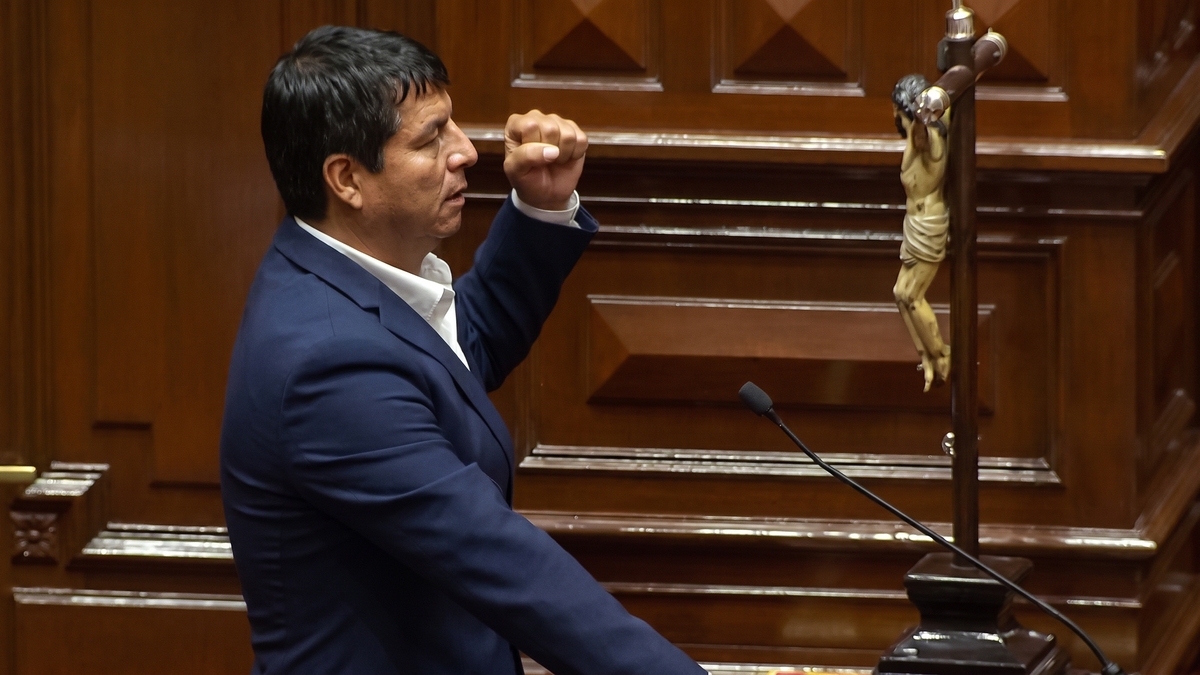 ¿Qué pasará con el diputado Julian Pérez? Así será el proceso del parlamentario detenido por agredir a su pareja