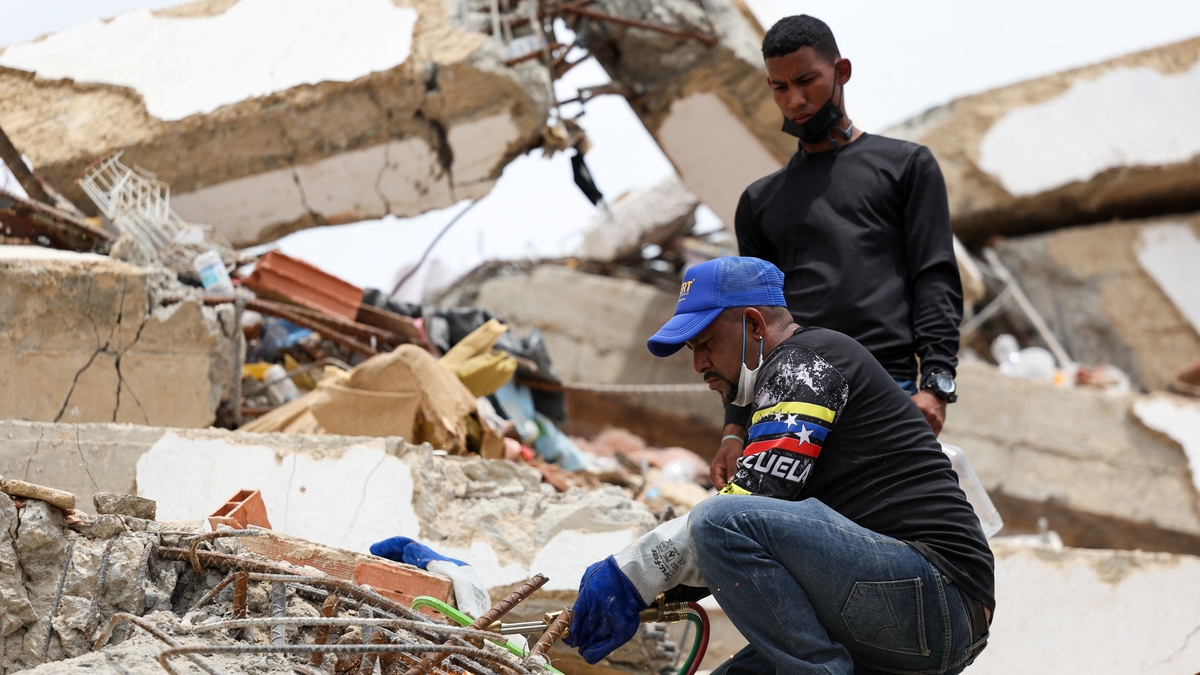 Familias en La Guaira exigen detener las demoliciones mientras buscan a sus muertos bajo los escombros