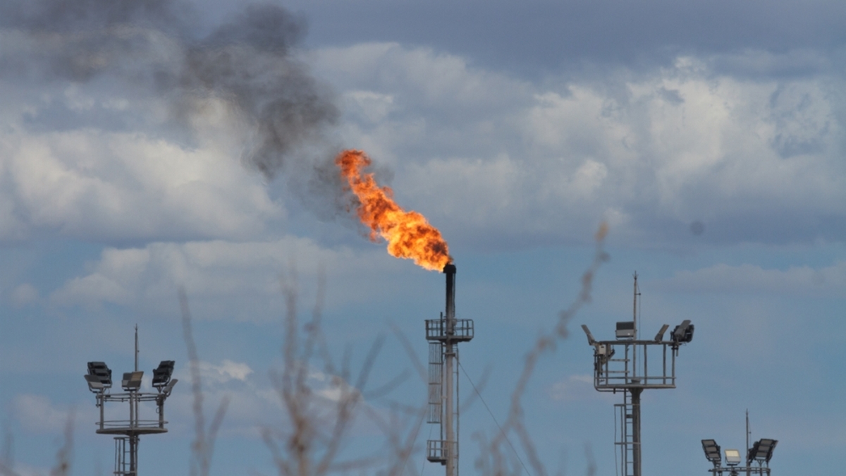 El petróleo sube más de 4% tras la reanudación de los ataques entre EEUU e Irán y la amenaza de cierre del estrecho de Ormuz
