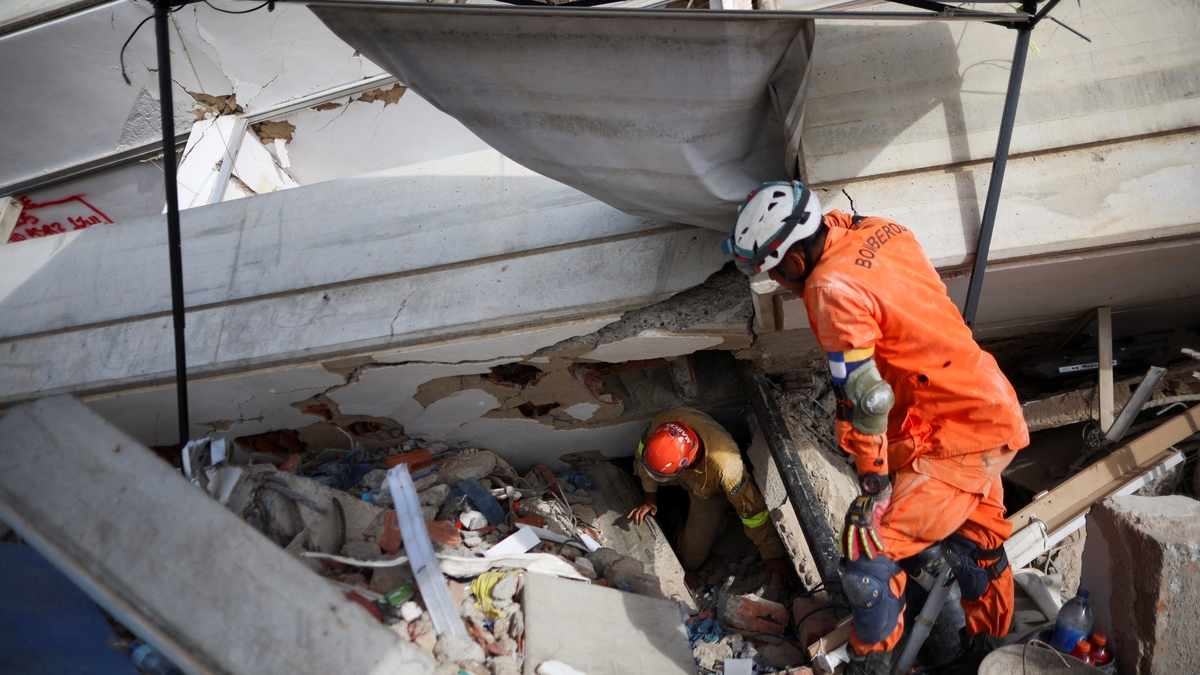 A ocho días del doble terremoto, rescatistas internacionales siguen removiendo escombros en La Guaira en busca de sobrevivientes