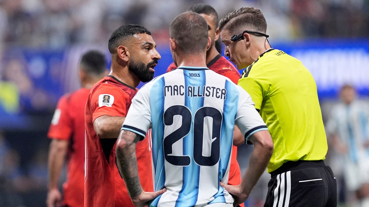 Contundente respaldo de la FIFA tras las críticas a los árbitros de Argentina-Egipto: “Las acusaciones infundadas no tienen cabida”