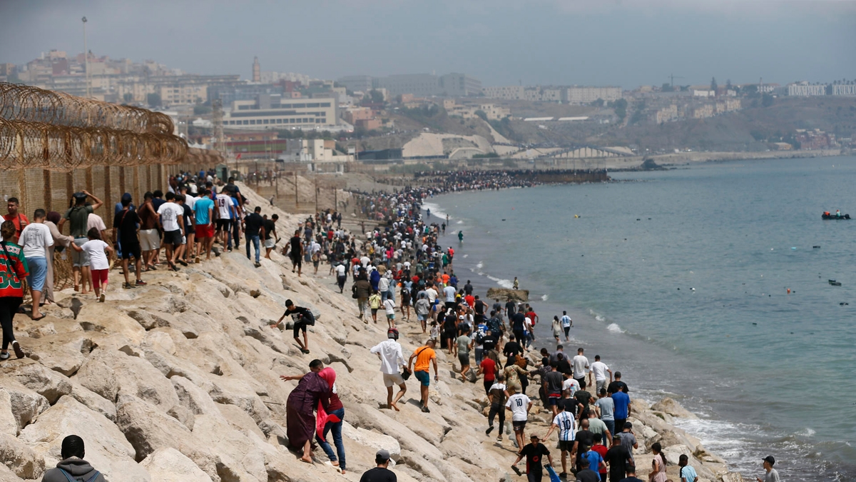 El flujo de personas entrando a Ceuta desde Marruecos continúa este viernes: ya son 60.000 migrantes en menos de 48 horas