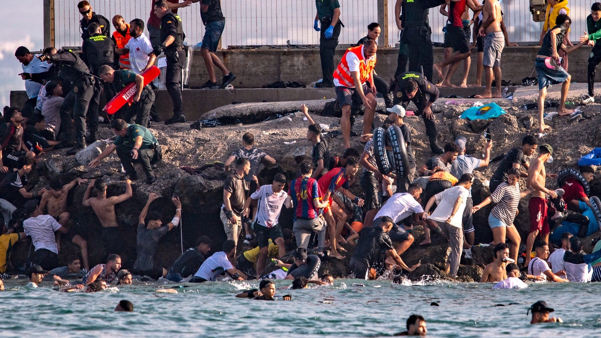 Un viaje de ida y vuelta a Marruecos para más de 50.000 migrantes en 48 horas: Ceuta continúa vaciándose mientras el Ejército toma el control de la frontera