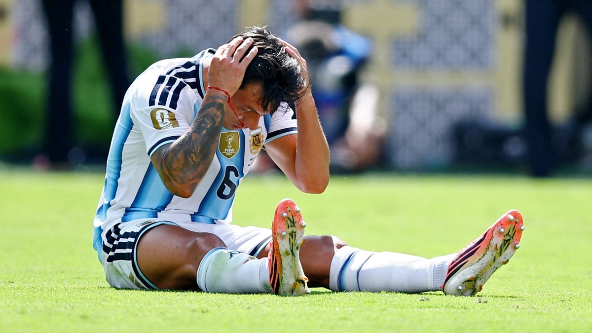 El momento de la lesión de Lisandro Martínez que lo obligó a salir en la final del Mundial