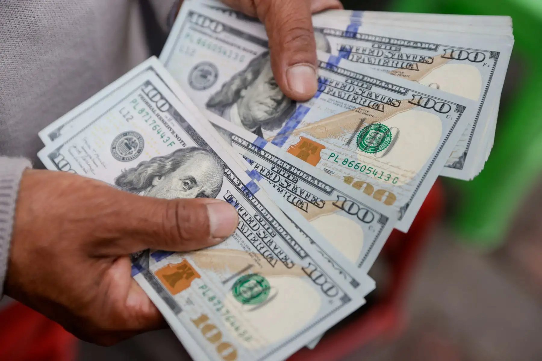 Dólar cierra a la baja en S/ 3.375 mientras mercado espera dato de inflación en EE. UU.