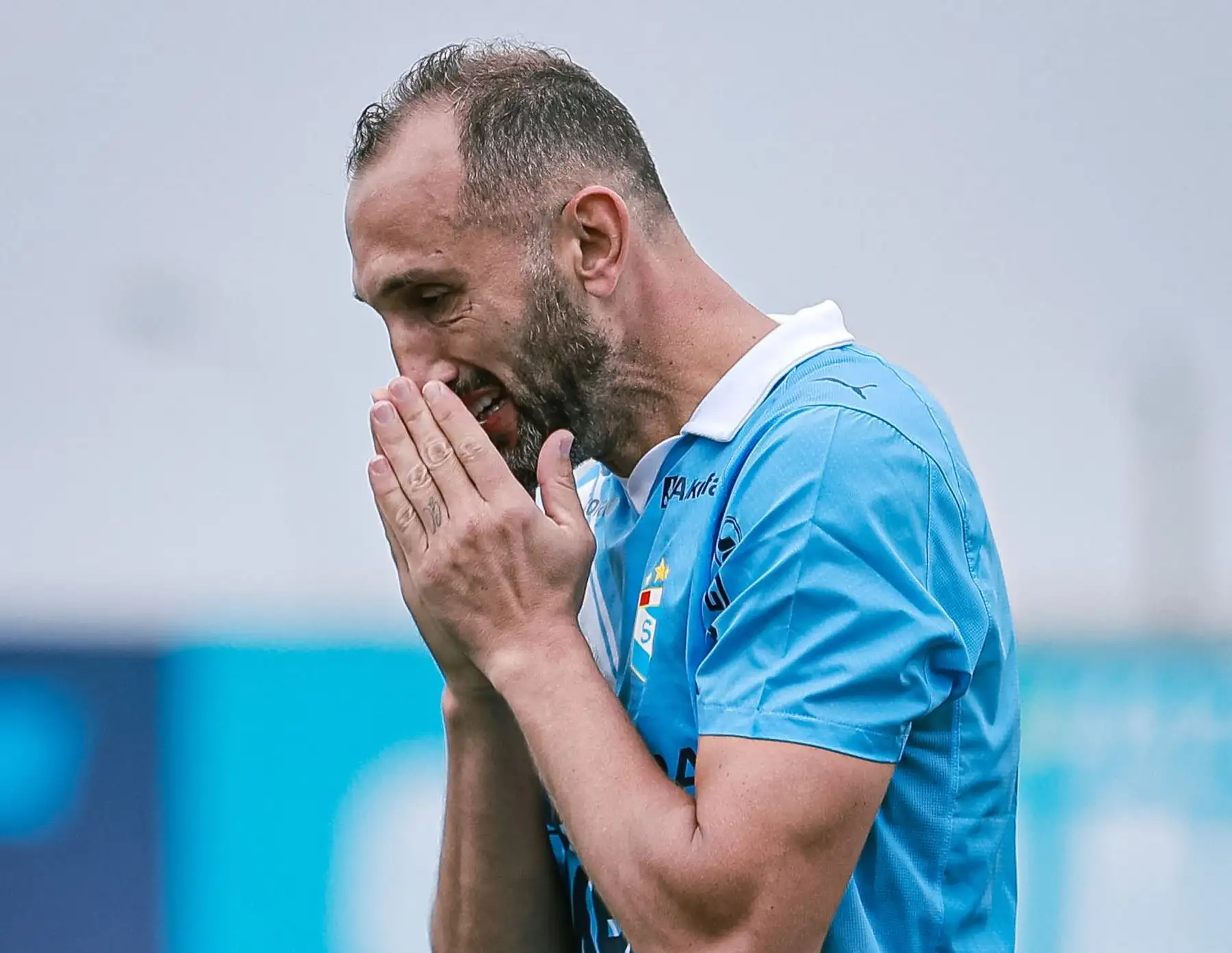 Hernán Barcos anotó en el triunfo de 2-0 de Cristal ante Juan Pablo II en el Gallardo