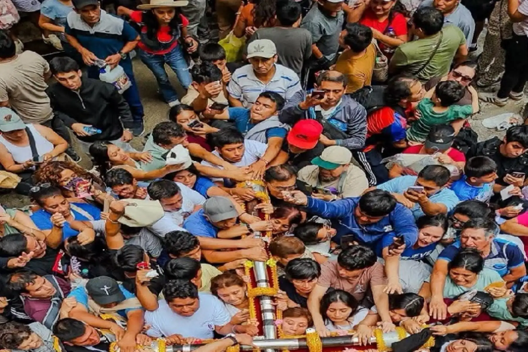 Lambayeque: cientos de devotos acompañan descendimiento de Santísima Cruz de Chalpón