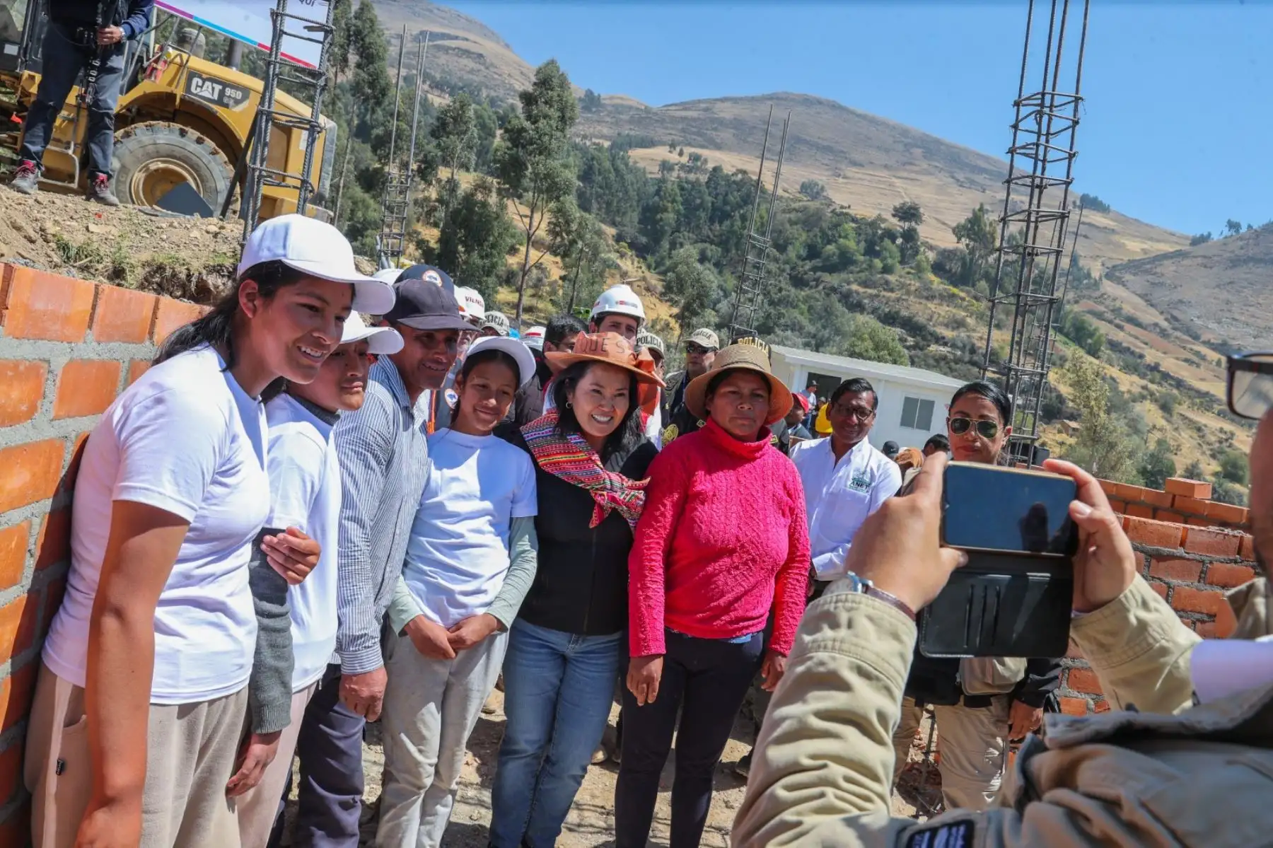 Presidenta Fujimori entrega módulos escolares y anuncia reinicio de clases en Chongos Bajo