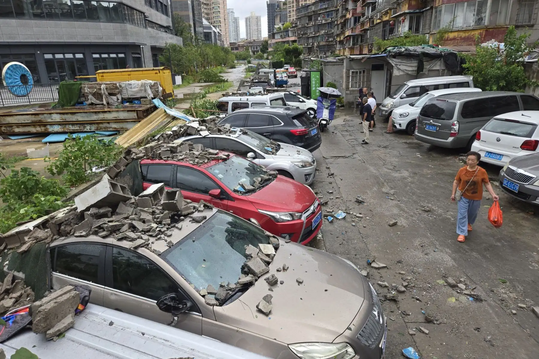 Más de 65.000 evacuados en China por lluvias del tifón Dolphin